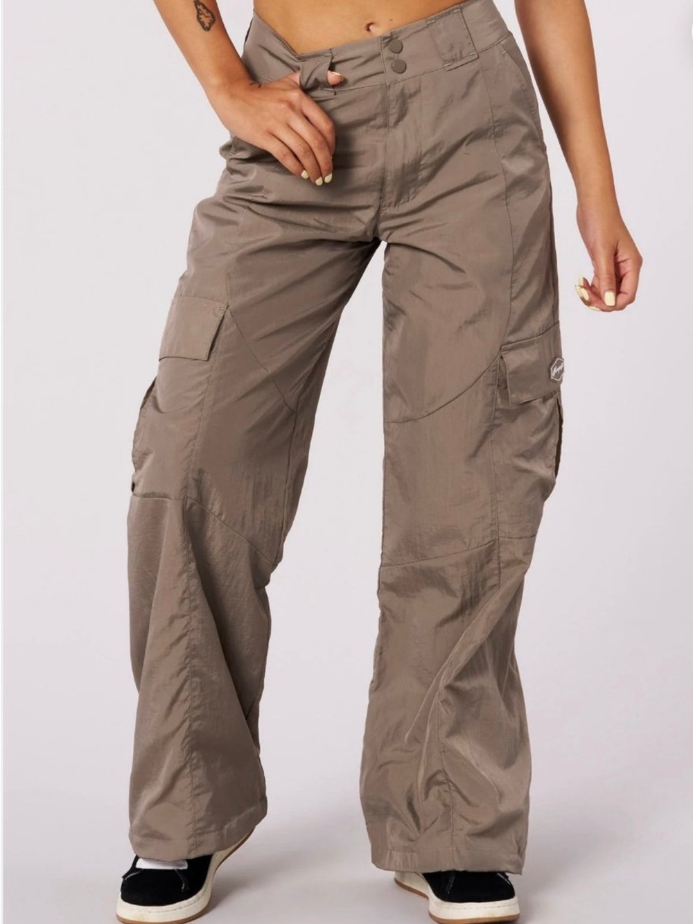 YoungLA Wide Leg Cargo Pants in Brown Size Medium NWT